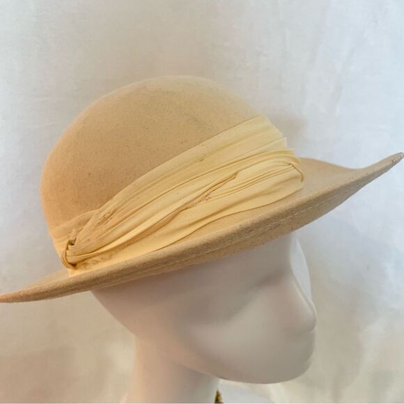 Vintage Cream Felted 1960s Ladies’ Hat - Picture 3 of 14